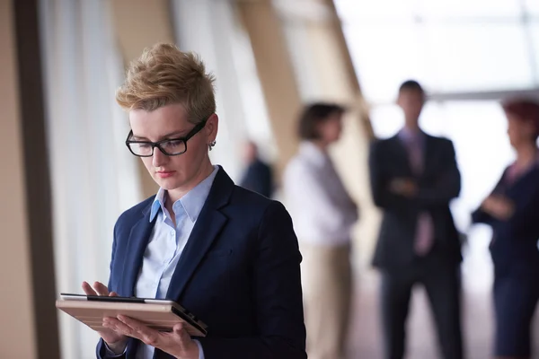 Joven Mujer Negocios Con Gafas Tableta Ordenador Frente Equipo Segundo — Foto de Stock