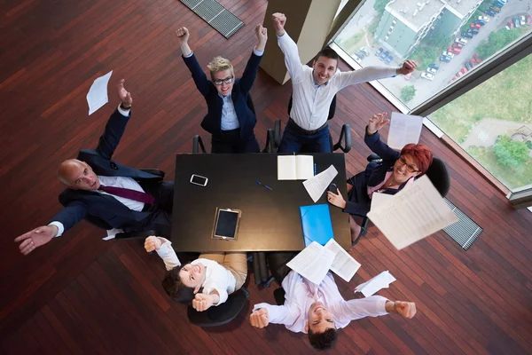 オフィスで会議のビジネス人々 のグループのトップ ビュー — ストック写真