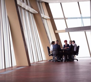 modern ofis toplantıda iş insanlar grubu