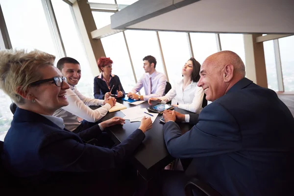 Группа деловых людей на встрече в современном офисе — стоковое фото