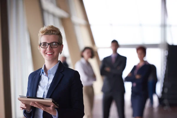 Junge Geschäftsfrau Mit Brille Und Tablet Computer Vor Ihrem Team — Stockfoto