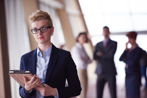 Junge Geschäftsfrau Mit Brille Und Tablet Computer Vor Ihrem Team — Stockfoto