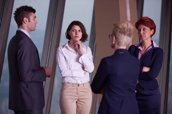 Grupo de gente de negocios en la reunión en la oficina brillante moderna — Foto de Stock