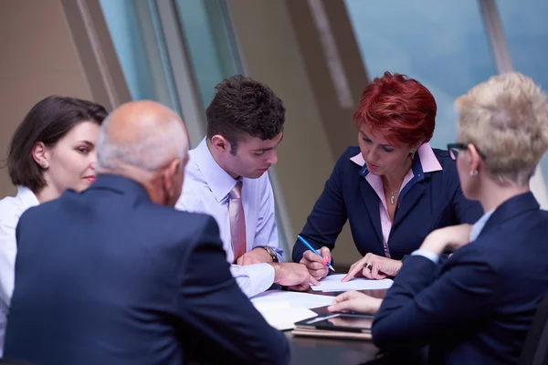 Geschäftsleute unterzeichnen Vertrag — Stockfoto