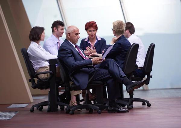 Geschäftsleute treffen sich im modernen Büro — Stockfoto