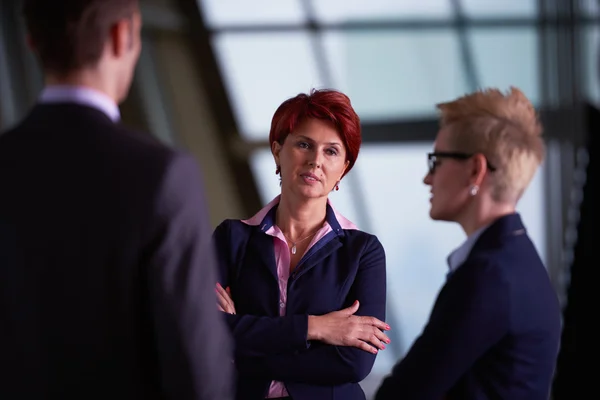 Geschäftsleute treffen sich in modernem hellen Büro — Stockfoto