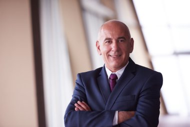 üst düzey iş adamı yalnız modern kurumsal ofis kapalı portresi