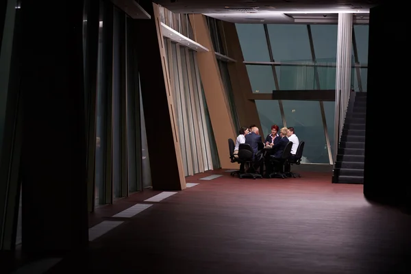 Grupo de gente de negocios en la reunión en la oficina moderna —  Fotos de Stock