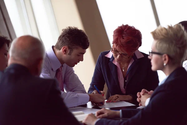 비즈니스 사람들이 회의에 현대적인 사무실 인테리어 투자자 소프트웨어 개발자 — 스톡 사진