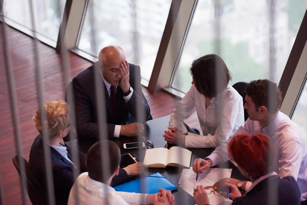 現代のオフィスでの会議のビジネス人々 グループ — ストック写真
