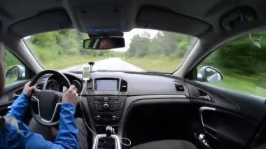 GPS navigasyon sistemi olan bir araba kullanan adam