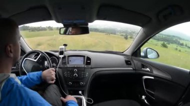 GPS navigasyon sistemi olan bir araba kullanan adam