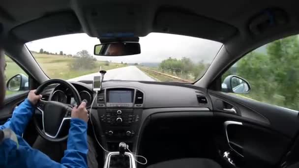 Homme conduisant une voiture avec système de navigation GPS — Video