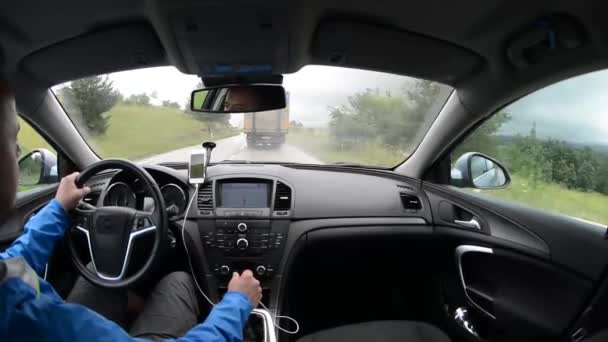 Homme conduisant une voiture avec système de navigation GPS — Video