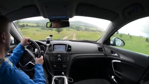 Mann fährt Auto mit GPS-Navigationssystem — Stockvideo
