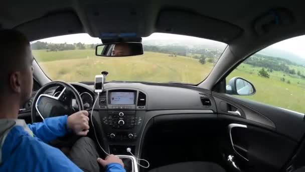 Homme conduisant une voiture avec système de navigation GPS — Video