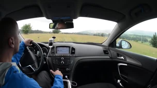 Uomo alla guida di un'auto con sistema di navigazione GPS — Video Stock