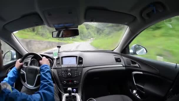 Homem dirigindo um carro com sistema de navegação GPS — Vídeo de Stock