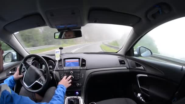 Man som kör en bil med GPS-navigationssystem — Stockvideo