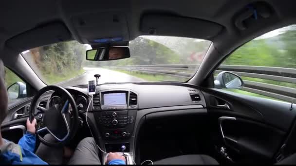 Homem dirigindo um carro com sistema de navegação GPS — Vídeo de Stock