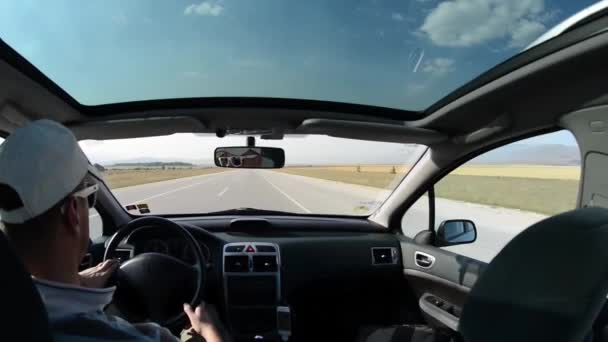 Homme conduisant une voiture — Video