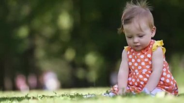 çim ile oynarken mutlu yeni doğan bebek