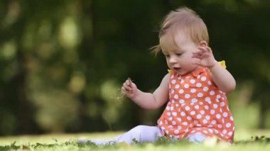 çim ile oynarken mutlu yeni doğan bebek