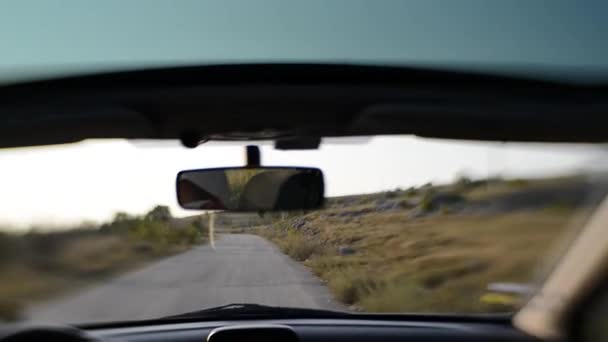 Человек за рулём машины — стоковое видео
