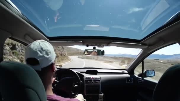 Homme conduisant une voiture sur la route de campagne — Video