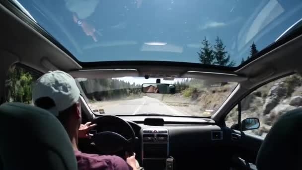 Мужчина за рулем автомобиля на проселочной дороге — стоковое видео