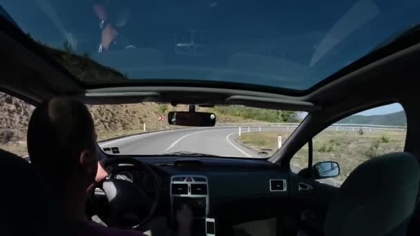 Человек за рулём автомобиля на природу — стоковое видео
