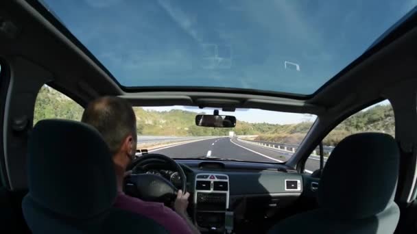Άνθρωπος που οδηγεί ένα αυτοκίνητο σε επαρχιακό οδικό ταξίδι στη φύση — Αρχείο Βίντεο