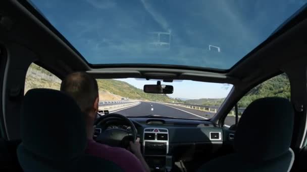 在大自然的乡间路上开车的人 — 图库视频影像