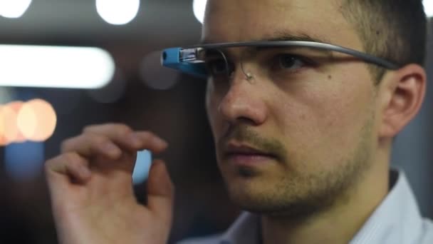 Joven hombre usando gafas — Vídeos de Stock