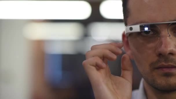 Joven hombre usando gafas — Vídeos de Stock