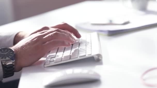 Hombre de negocios escribiendo en el ordenador portátil — Vídeo de stock