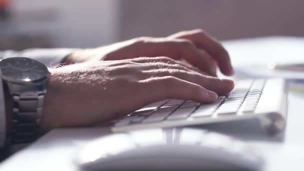 Hombre de negocios escribiendo en el ordenador portátil — Vídeo de stock