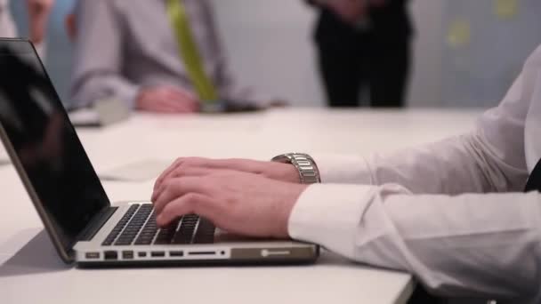 Бизнесмен, сидящий на ноутбуке — стоковое видео