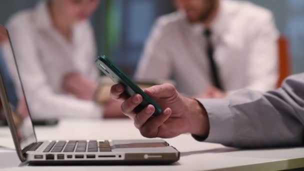 Hombre de negocios escribiendo en el ordenador portátil — Vídeos de Stock