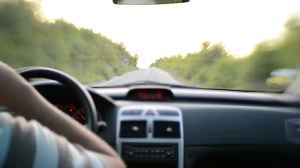 Hombre conduciendo un coche en viaje por carretera país en la naturaleza — Vídeo de stock