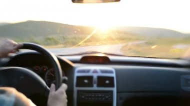 Doğada araba süren bir adam.