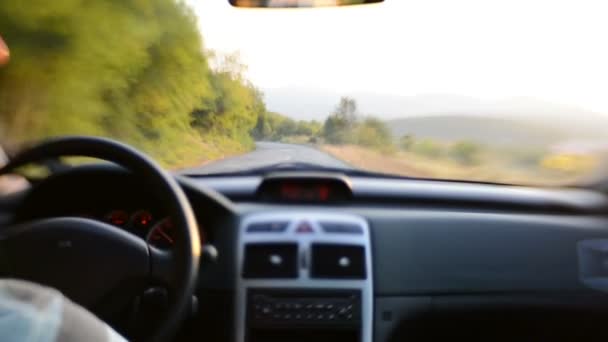 Hombre conduciendo un coche en viaje por carretera país en la naturaleza — Vídeo de stock