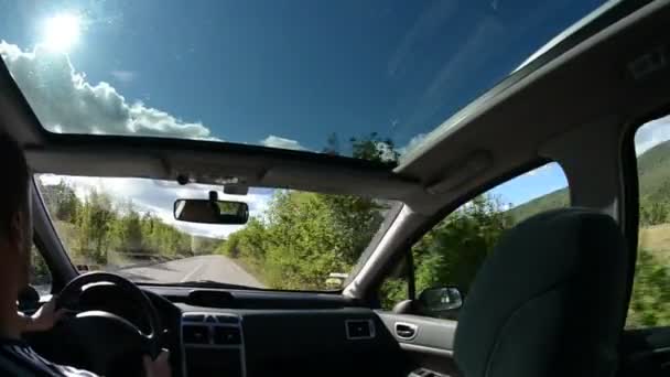 Hombre conduciendo un coche en viaje por carretera país en la naturaleza — Vídeos de Stock