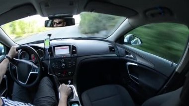 GPS navigasyon sistemi olan bir araba kullanan adam