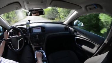 GPS navigasyon sistemi olan bir araba kullanan adam