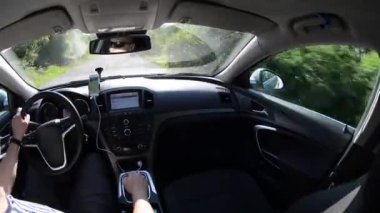 GPS navigasyon sistemi olan bir araba kullanan adam