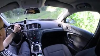 GPS navigasyon sistemi olan bir araba kullanan adam
