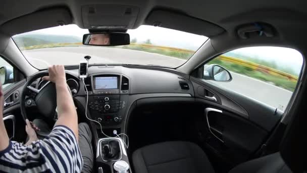 GPS navigasyon sistemi olan bir araba kullanan adam — Stok video