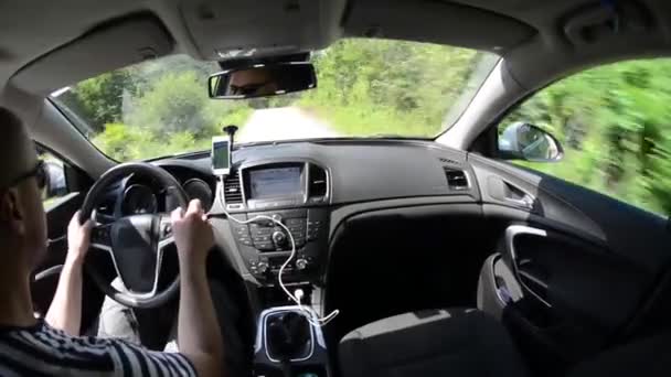 Hombre conduciendo un coche con sistema de navegación GPS — Vídeos de Stock