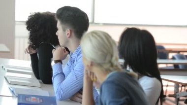 Bilgisayar laboratuvarında öğretmeni olan bir grup öğrenci